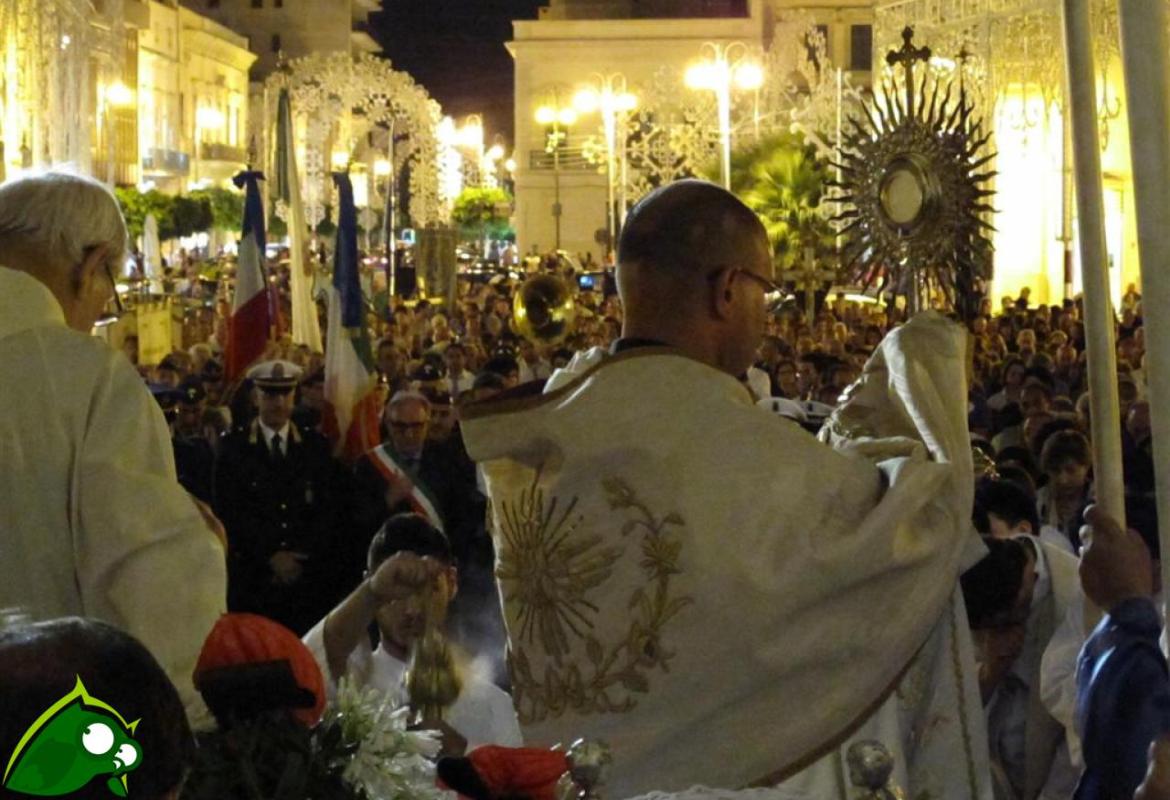 Mentre mangiavano prese il pane 