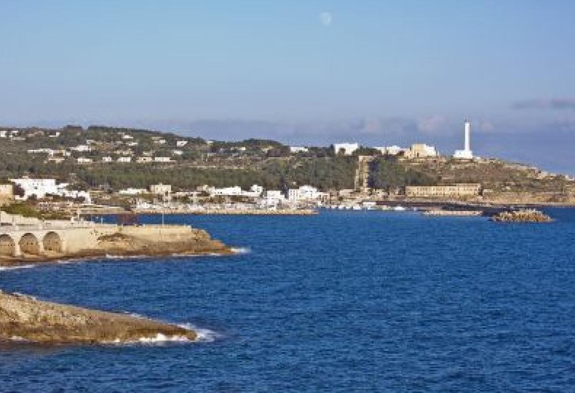 Salvati 34 migranti abbandonati su un gommone al largo di Leuca