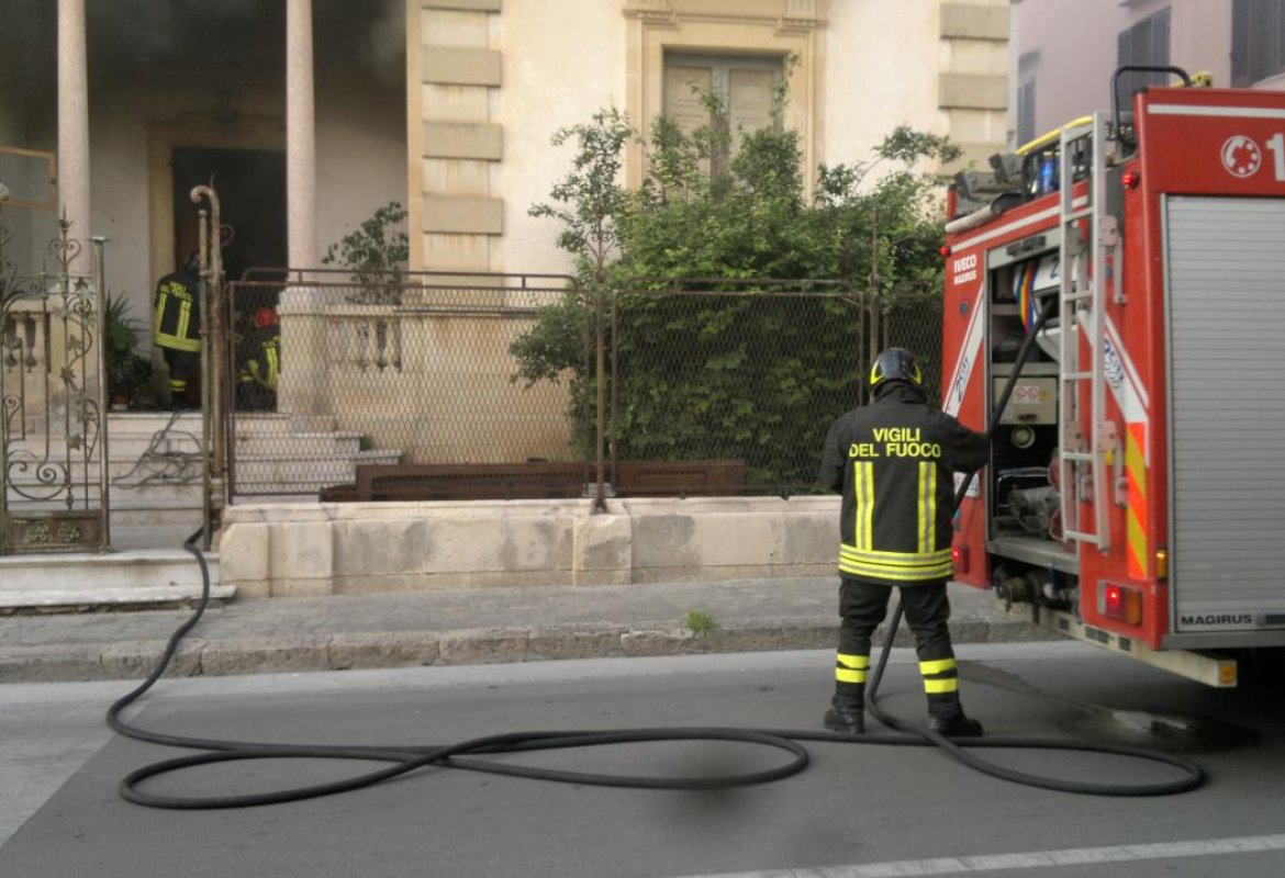 Incendio in via Roma, anziana salvata dal 118