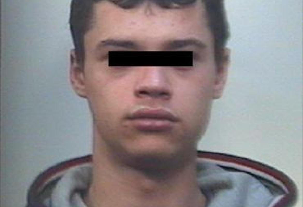 Rapinano un'anziana con un bastone uncinato, arrestati due giovani