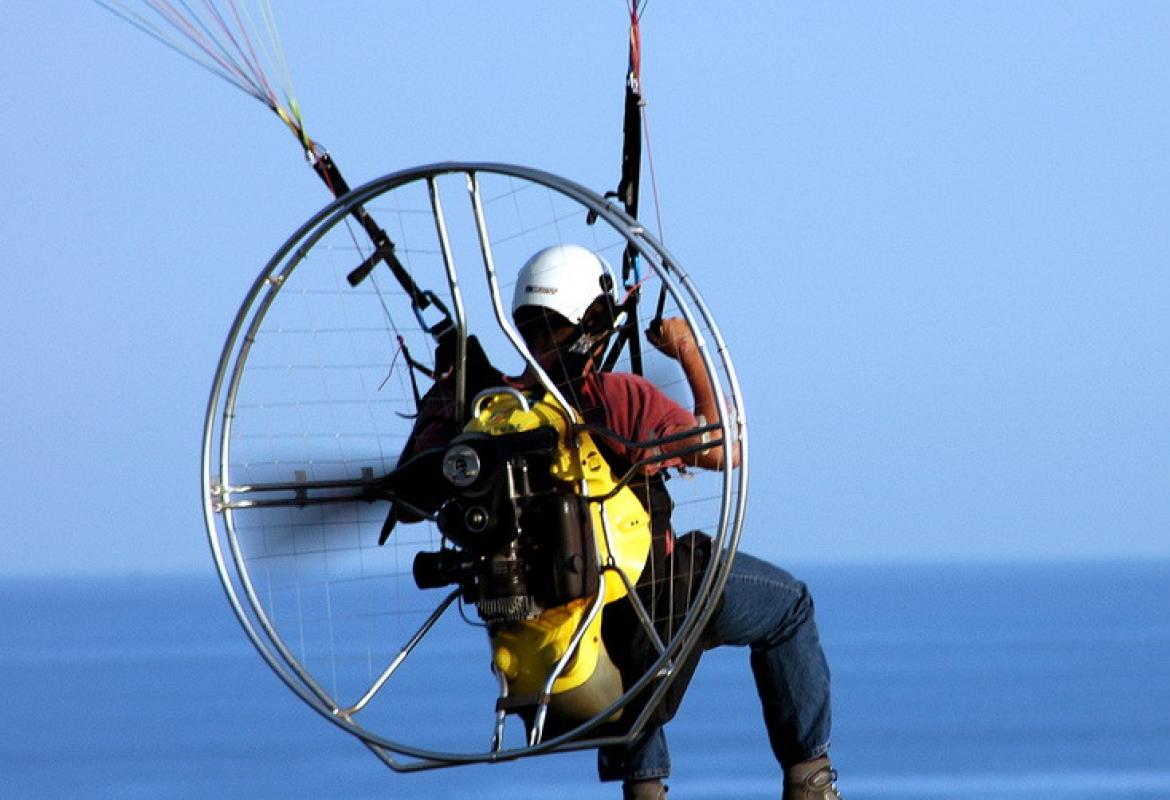 Parapendio a motore precipita a Torre Lapillo, sfiorata la tragedia