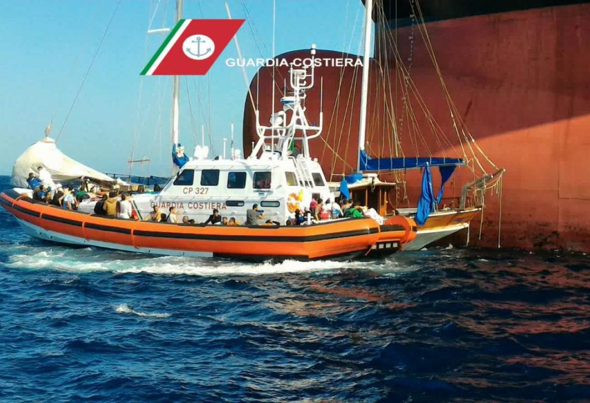 Soccorsi centoventitre migranti al largo di Leuca