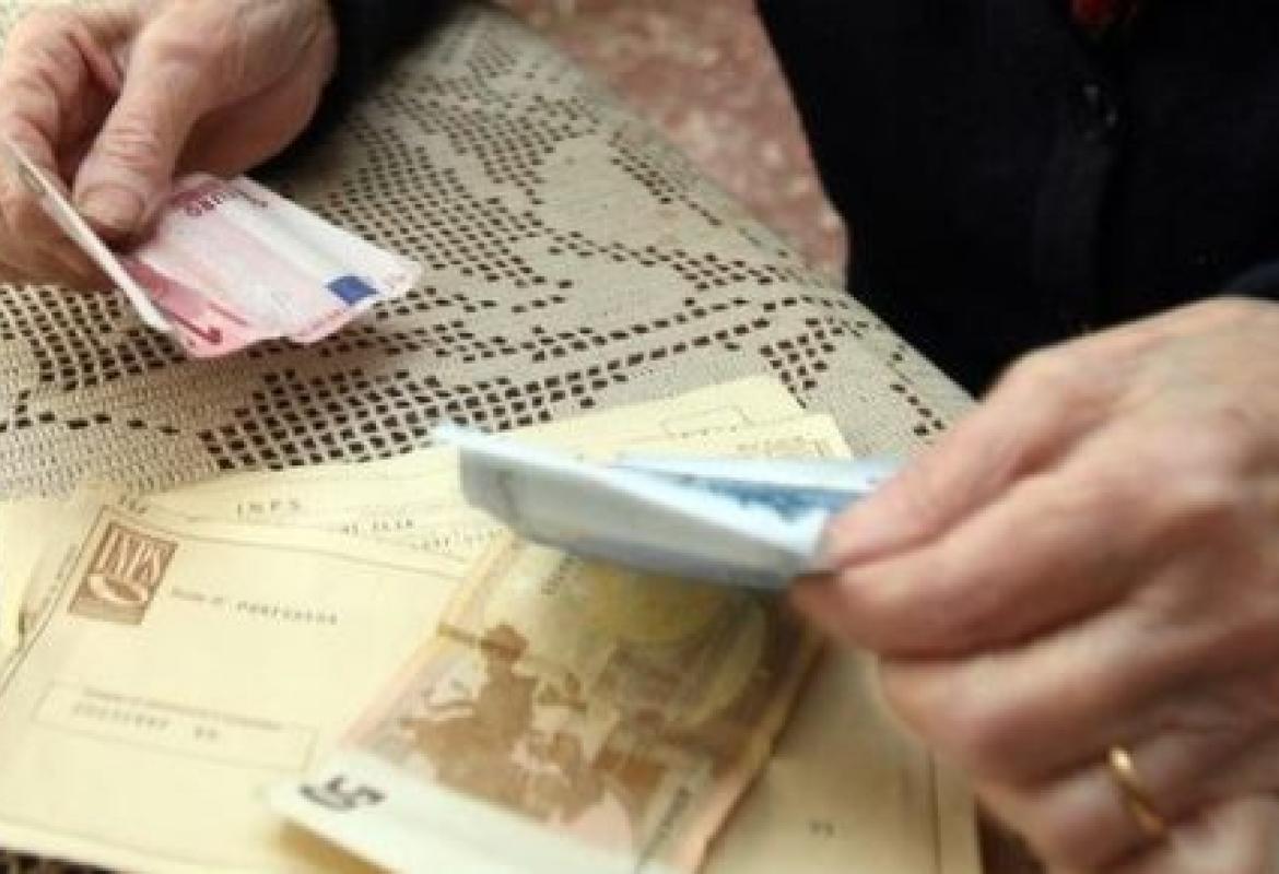 Si spaccia per impiegato dell'Inps e truffa due anziani