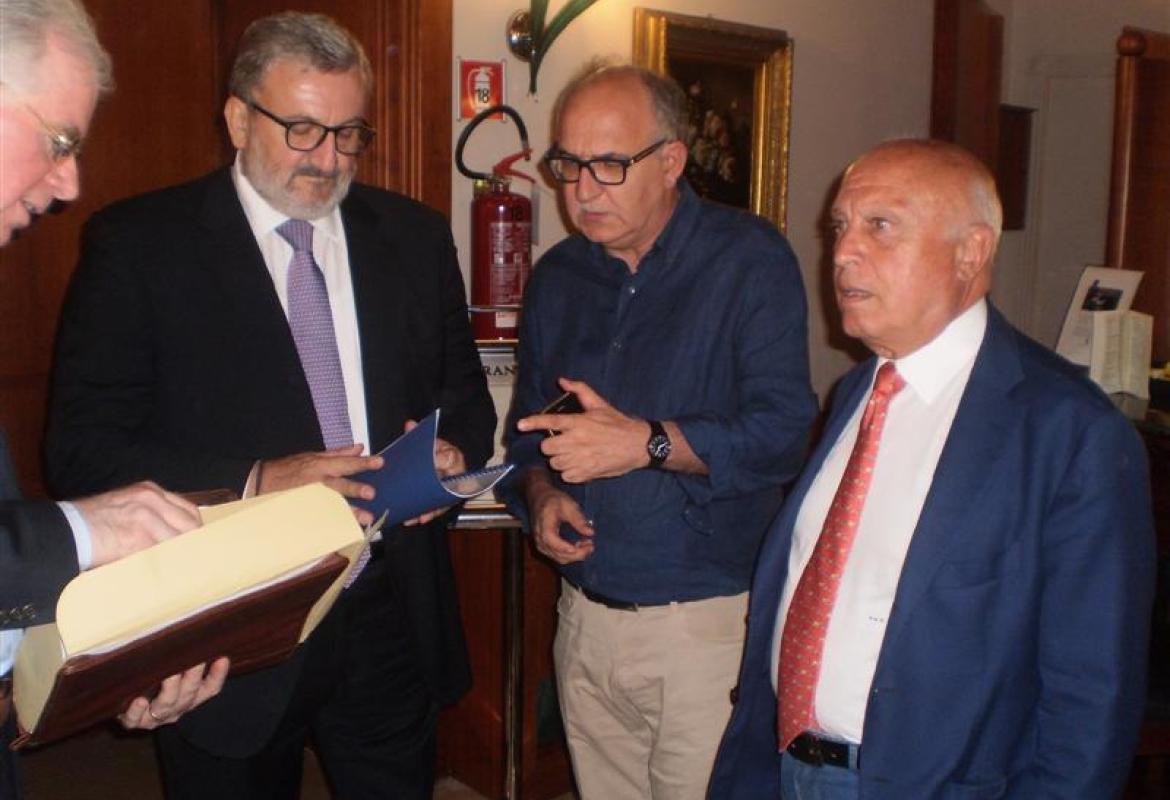 Montagna consegna ad Emiliano la 'Carta di Galatina'