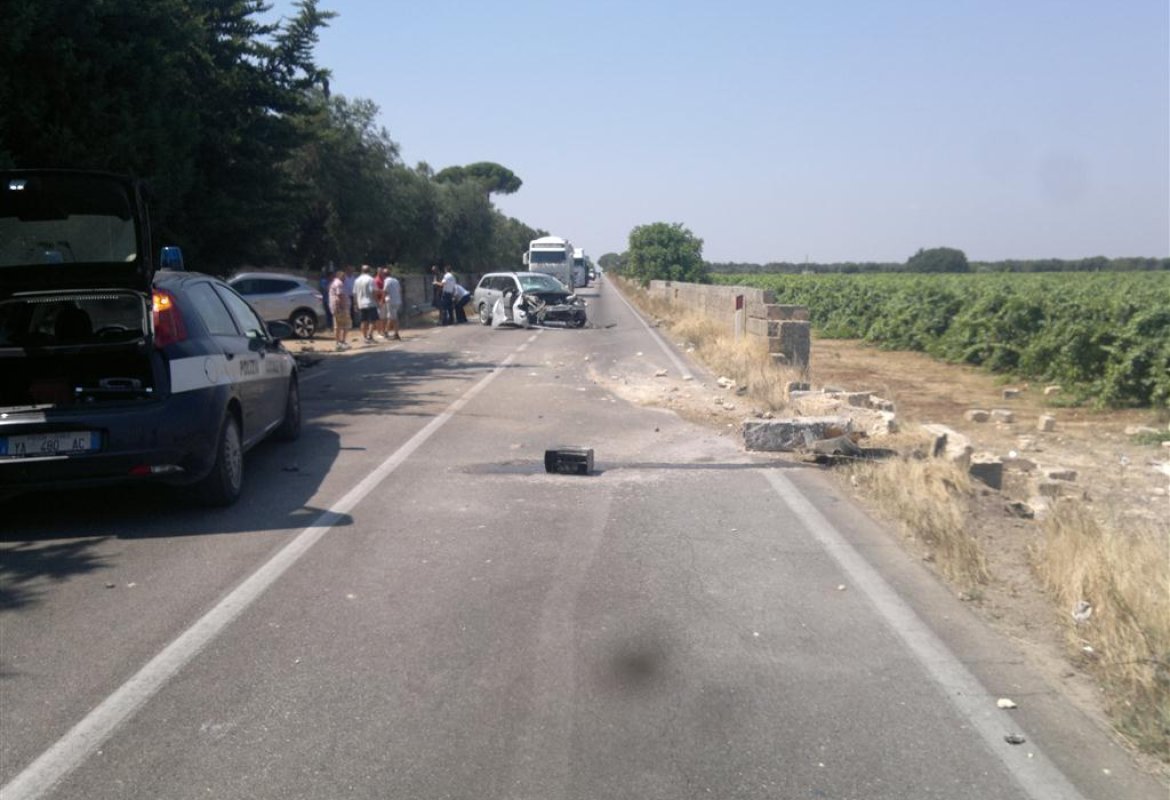 Auto fuori controllo abbatte due muri, perde il motore e rimane distrutta, miracolosamente indenni gli occupanti