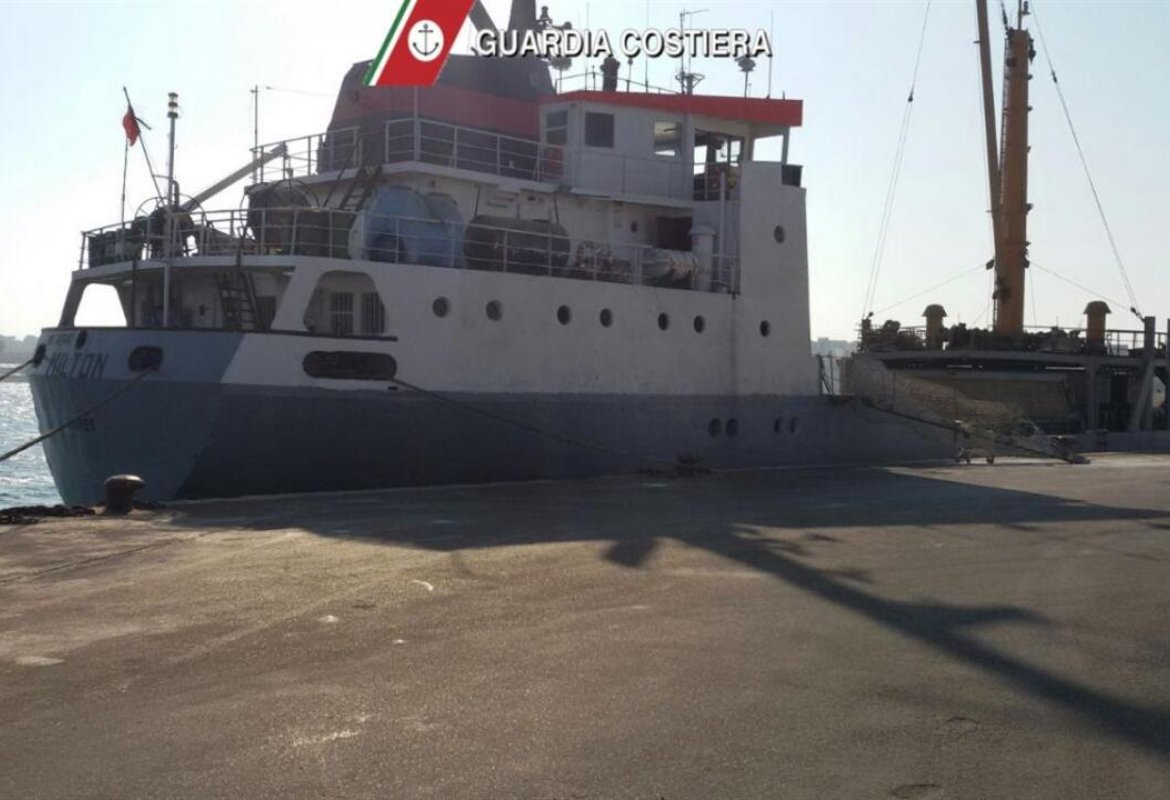 Nave albanese bloccata nel porto di Otranto