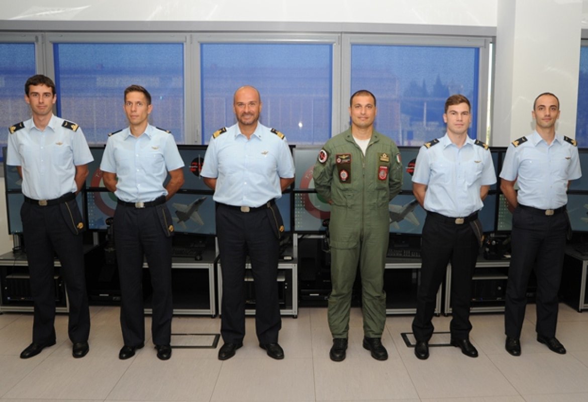Al 'Fortunato Cesari' il primo corso per piloti militari con il nuovo aereo T-346 A