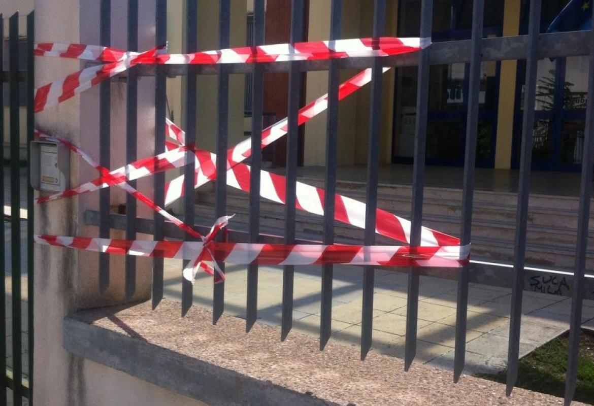 Pericolo alla Giovanni XXIII, si è staccata una ringhiera