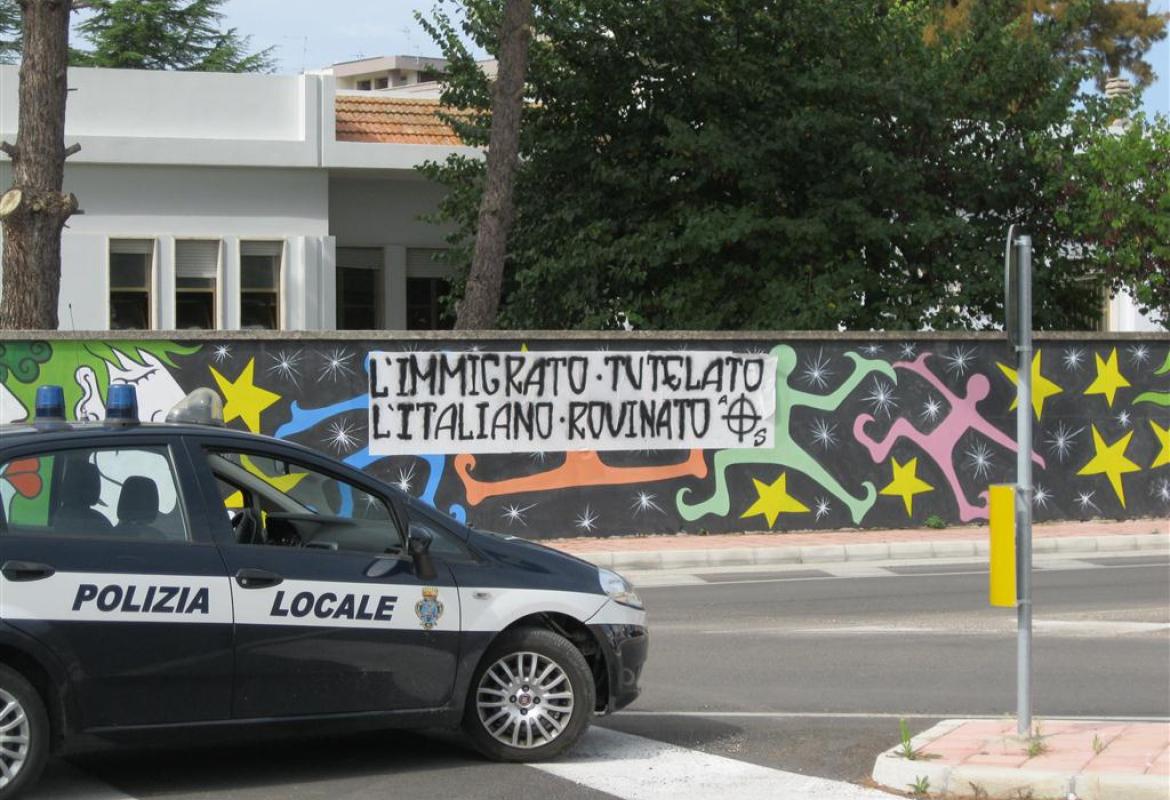 In via Ugo Lisi appare uno striscione anti immigrati