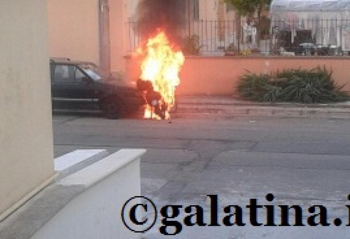 Ciclomotore in fiamme in via Brescia a Galatina, denunciato il proprietario
