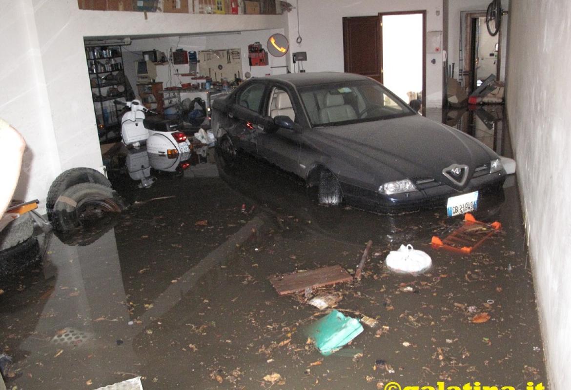 I soldi per i dirigenti si trovano, quelli per non farci vivere sott'acqua no! Con le piogge ritornano i problemi al Rione Italia