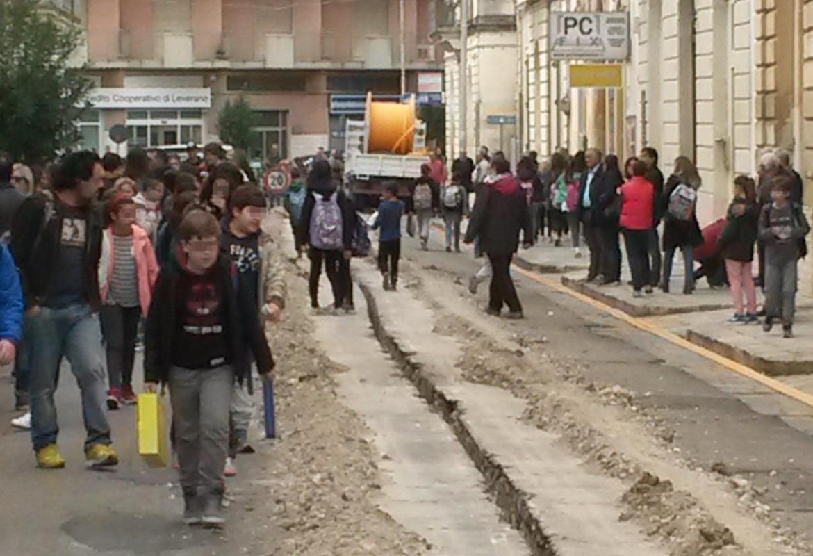 Cantiere aperto, pericolo per i ragazzi all'uscita da scuola