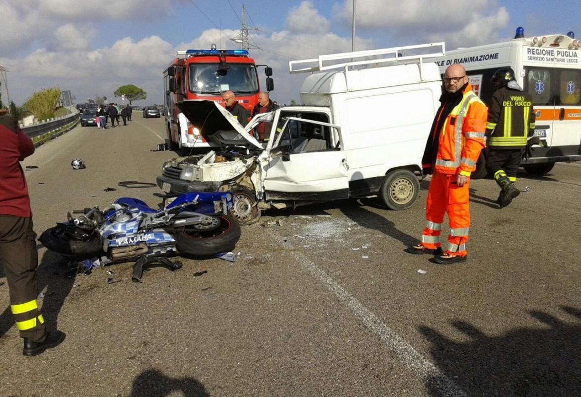 Scontro fra moto e auto sulla tangenziale est