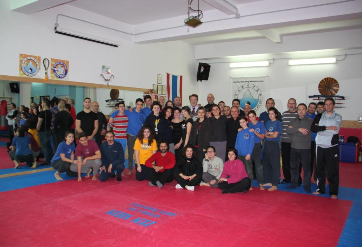 Un corso di difesa personale per gli appartenenti alle forze dell'ordine