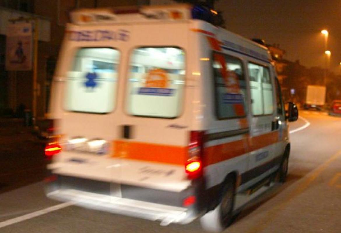 Donna cinquantenne si lancia dal terzo piano