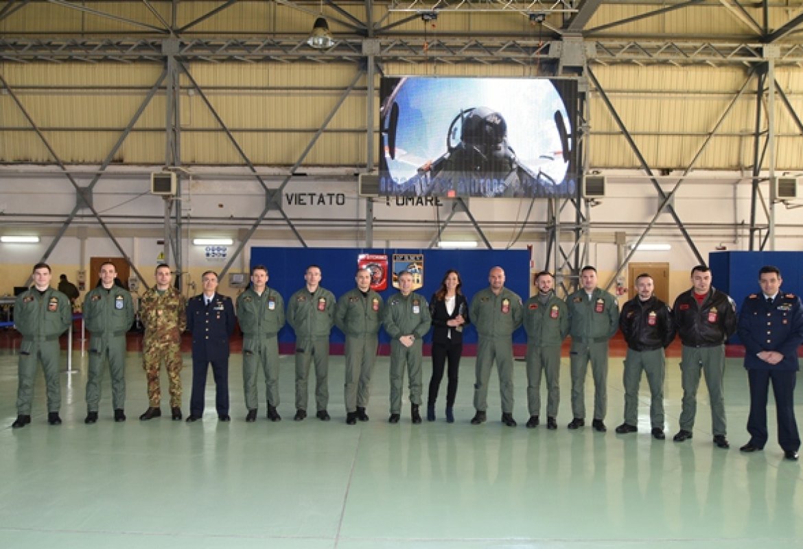 Presentato agli studenti salentini il calendario 2016 dell'Aeronautica Militare