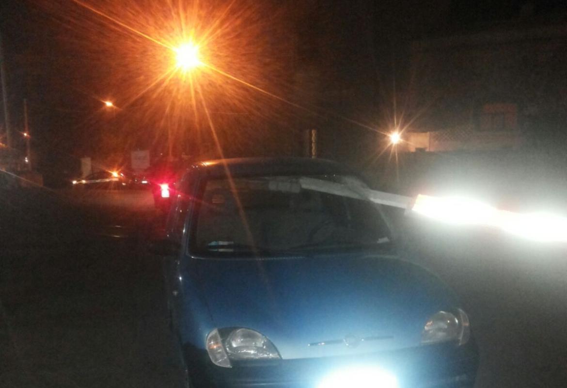 Una sbarra del passaggio a livello sfonda il parabrezza dell'auto, indenne il conducente