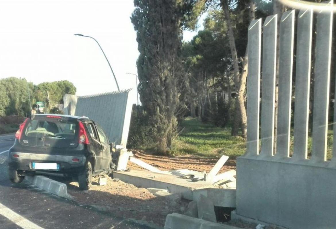 Nuova rotatoria sulla via per Lecce, un'altra auto non la vede e finisce fuori strada