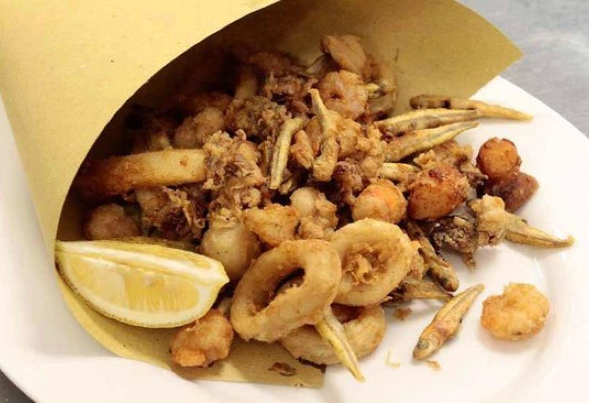 Cartocci di pesce fritto a “miglio zero”