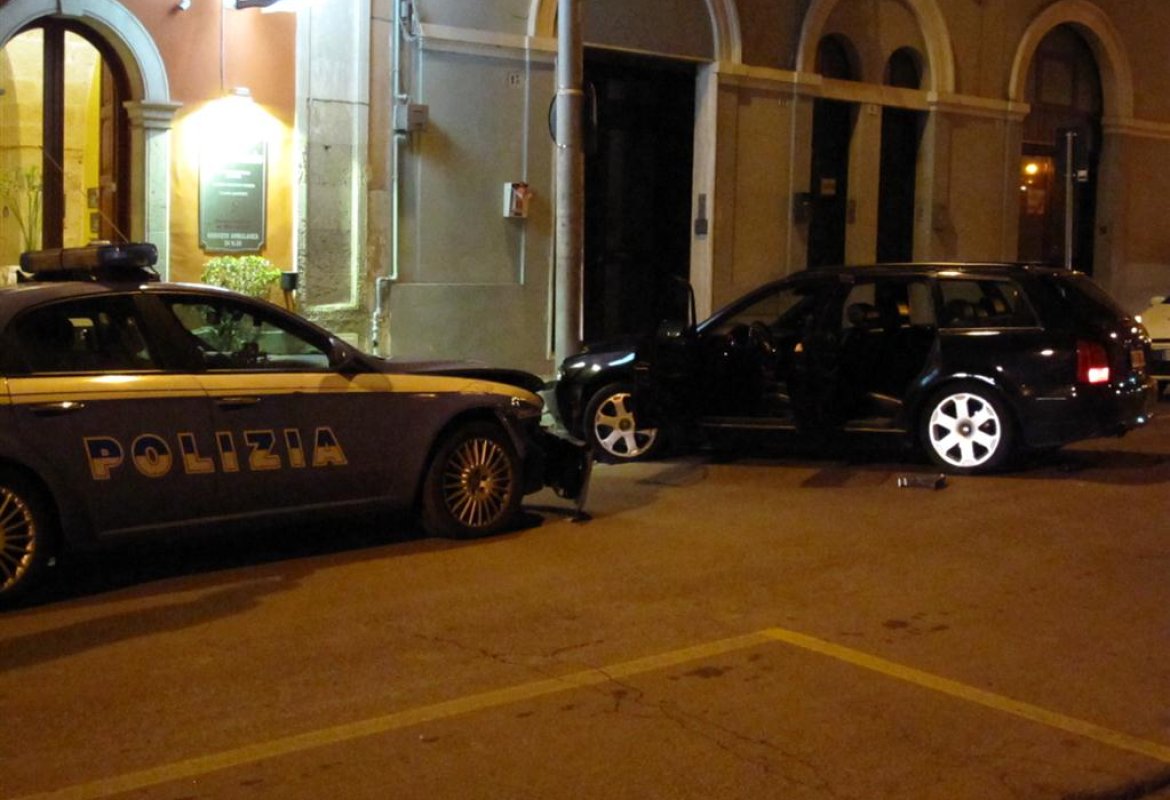 Scontro in via Soleto fra auto della Polizia e banditi dell'Audi nera, esplosi colpi di pistola