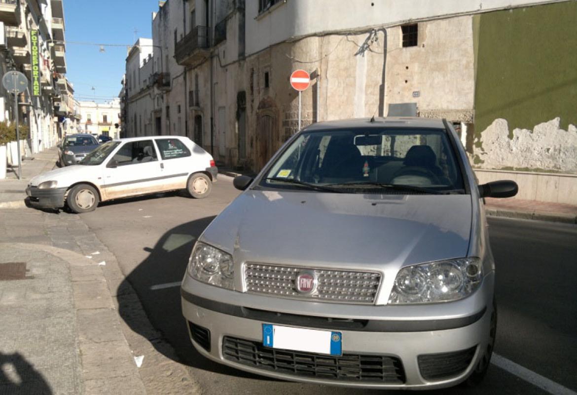 Gli rubano la macchina. Insegue e blocca il ladro