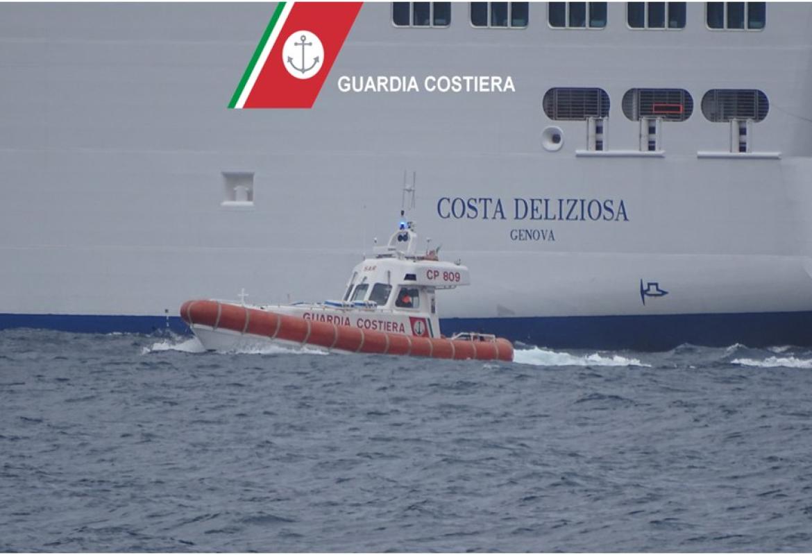 Le motovedette della Guardia Costiera di Otranto prelevano dalla Costa Deliziosa due minorenni in preda a forti dolori addominali