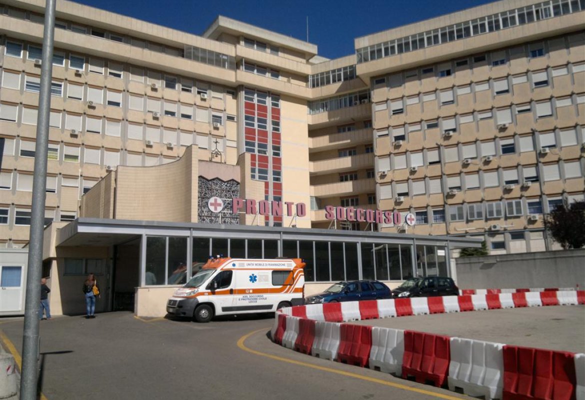 Dona due barelle al Pronto soccorso del "Vito Fazzi" ed evita il processo