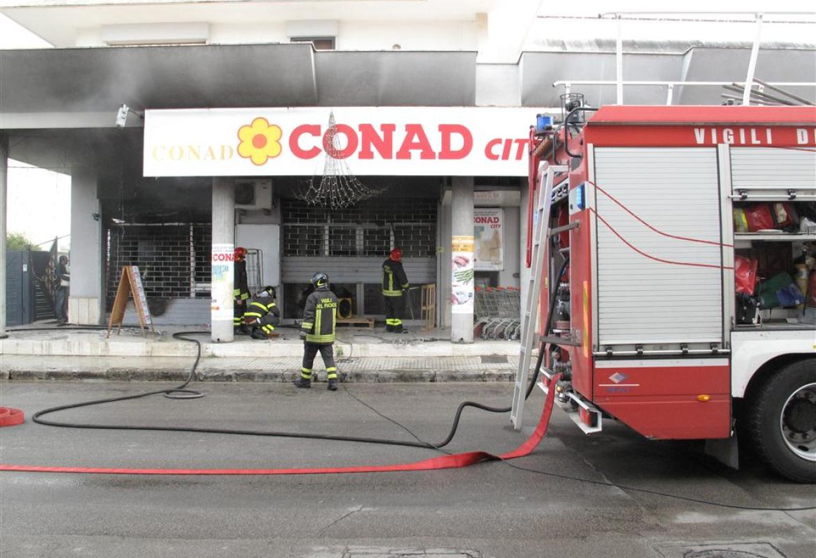 Violento incendio al Conad di via Corigliano