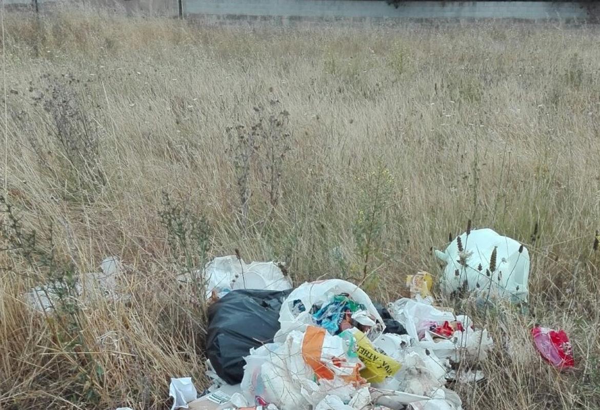 Scopre chi aveva buttato i rifiuti sul suo terreno e chiama i Vigili. Scatteranno le severe sanzioni previste dall'Ordinanza sindacale