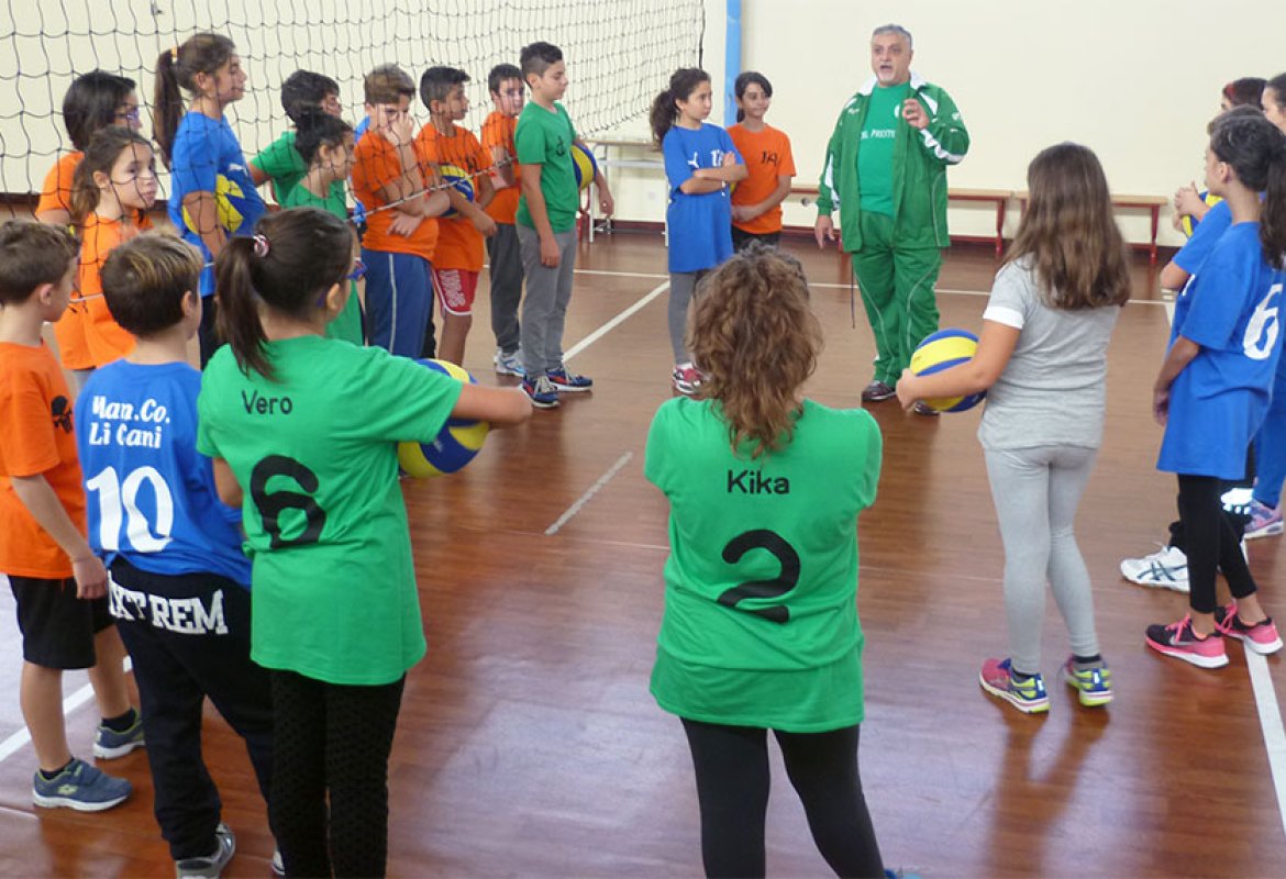 La pallavolo insegnata ai ragazzi di Neviano e Seclì