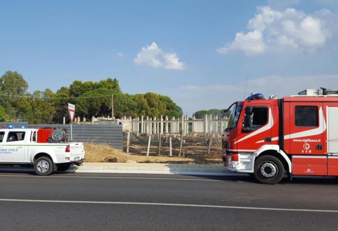 Le fiamme minacciano un asilo su via Noha
