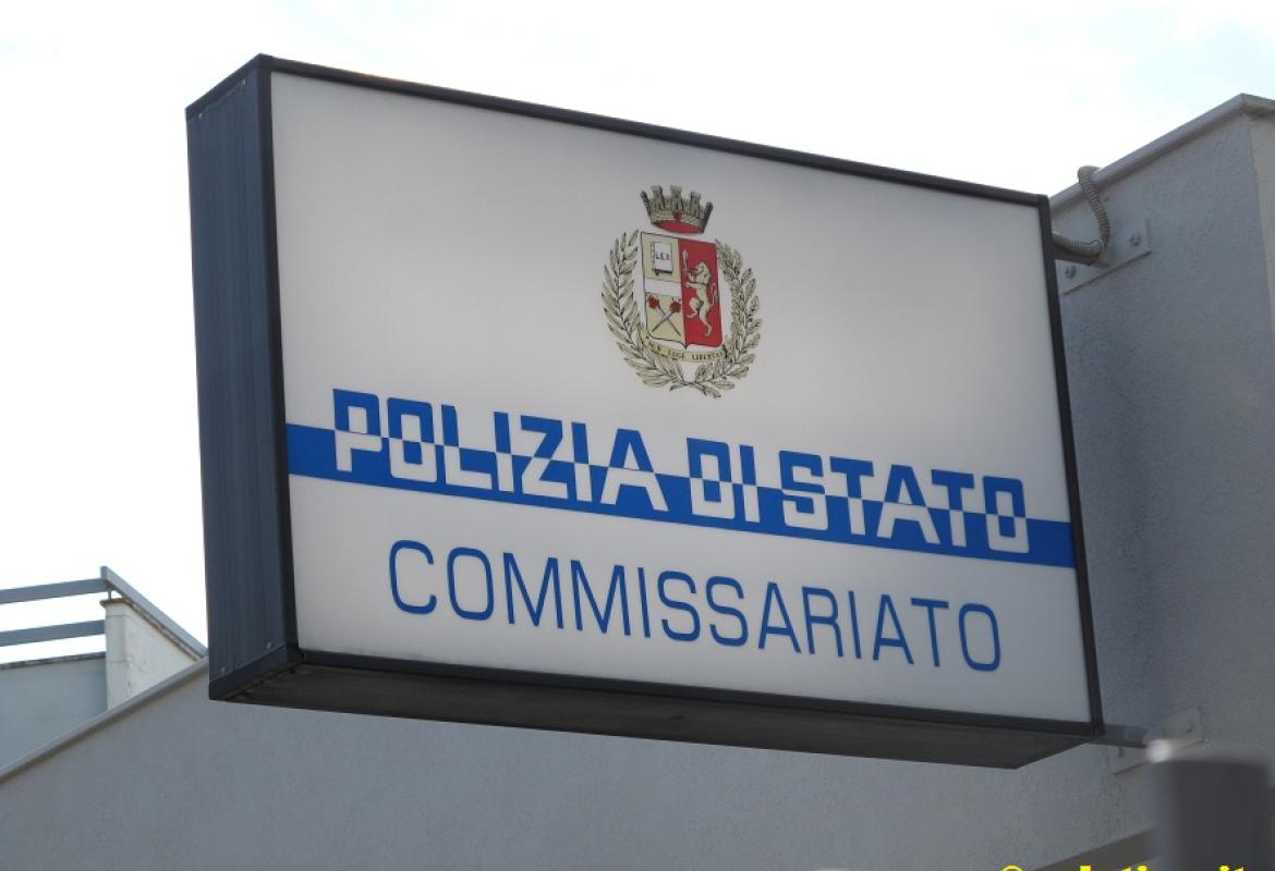 Bloccato mentre tenta di rubare gasolio da una motopompa. Guida senza patente e possesso di proiettili. Partono le denunce