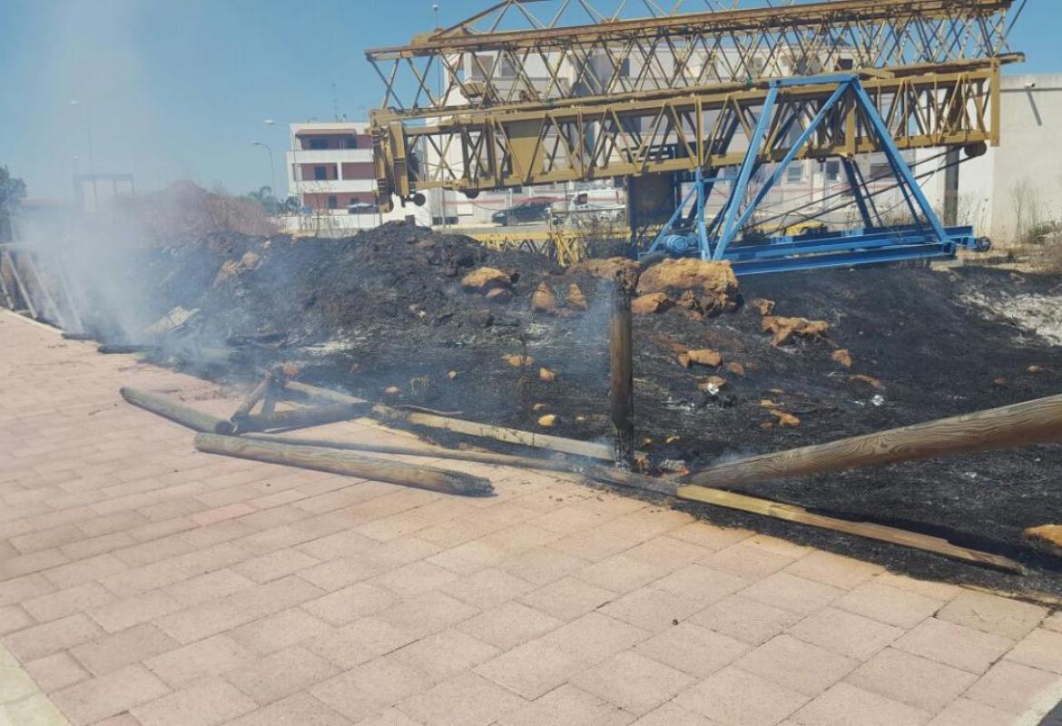 A fuoco l'ultimo pezzo di staccionata 