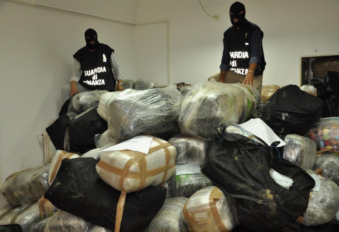 La Finanza sequestra 3,8 tonnellate di marijuana per un valore di 30 milioni di euro 