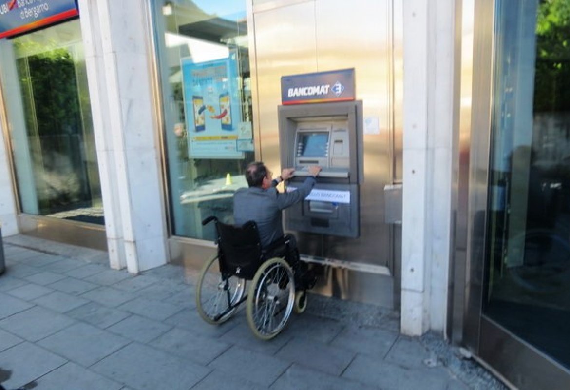 Cassazione, il bancomat sia a misura di disabile