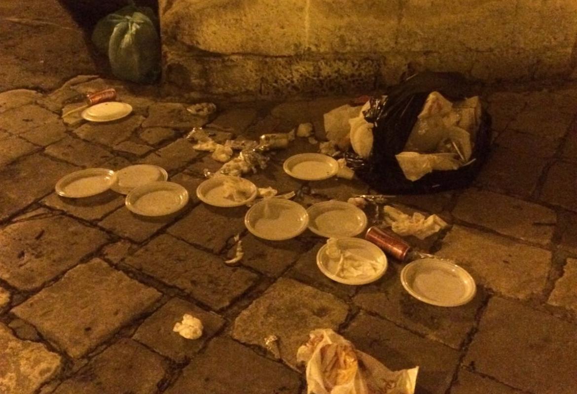 Atti di inciviltà in via Garibaldi