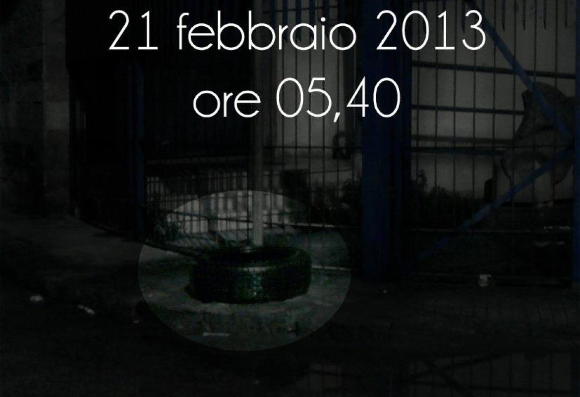 Il copertone è ancora all'ingresso dell'Istituto d'Arte