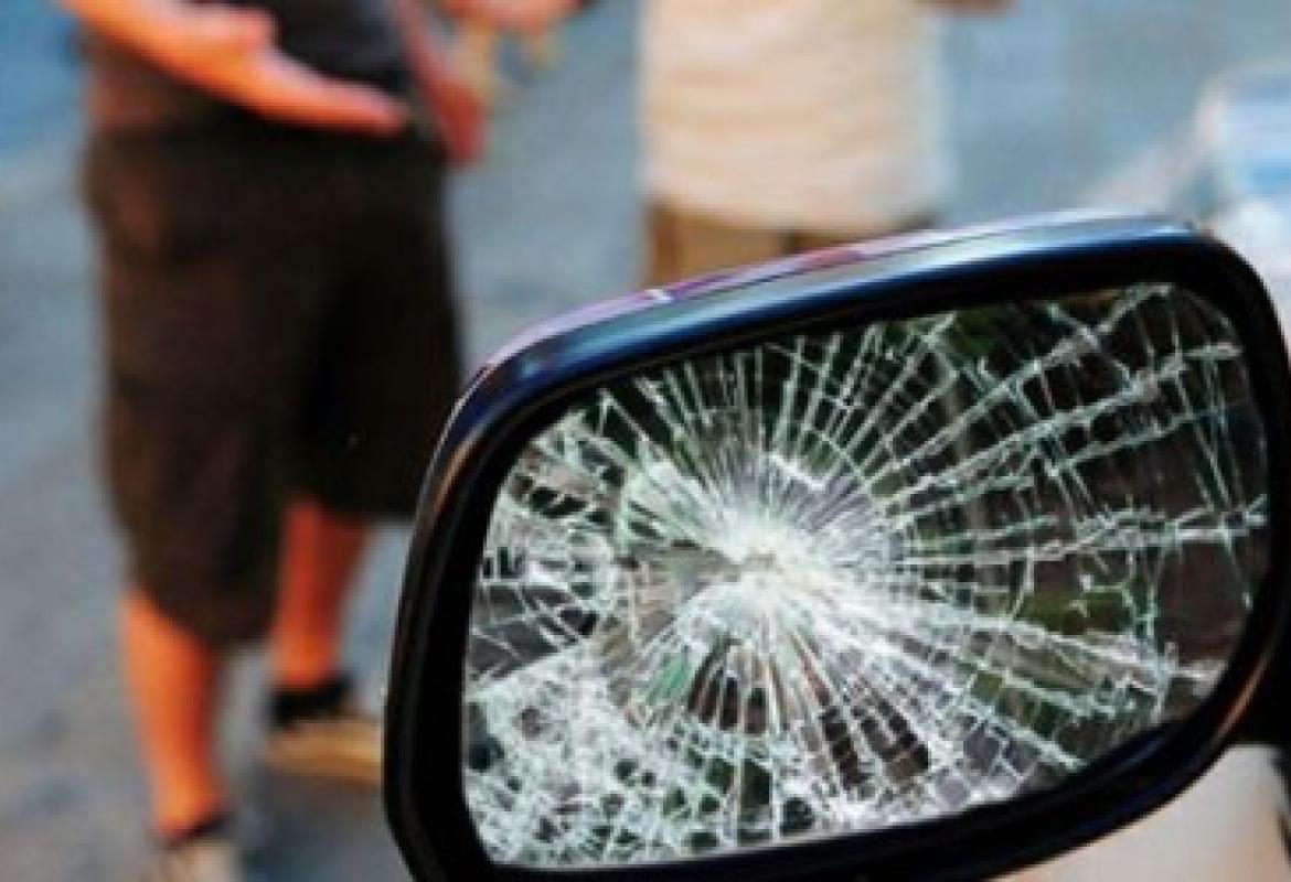 "Mi hai rotto lo specchietto, dammi 50 euro"