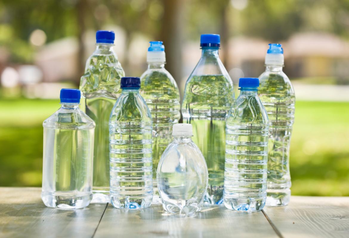 Le bottiglie di plastica provocano il cancro?