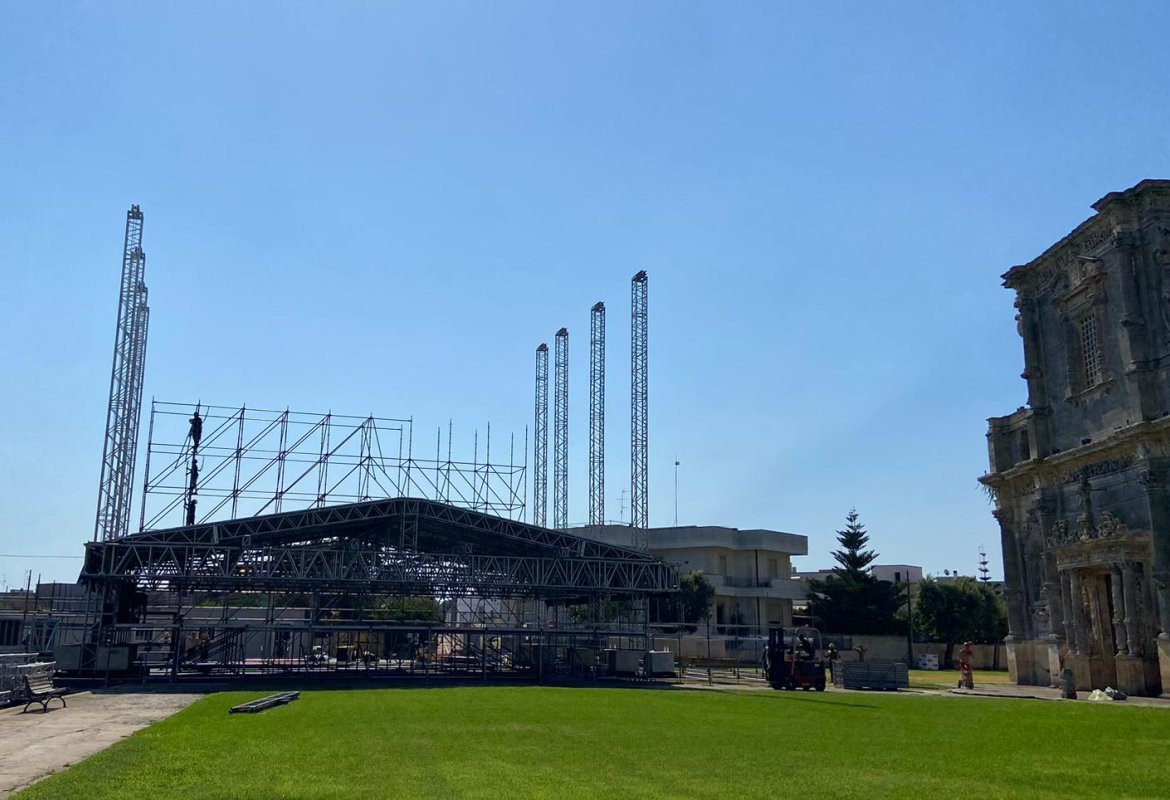 Il palco in costruzione