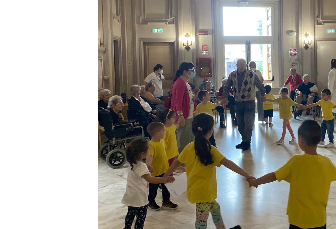 Incontro bambini Ape Maya con anziani 