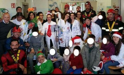 I Vigili del Fuoco diventano Babbo Natale per i giovanissimi pazienti di Pediatria del Fazzi