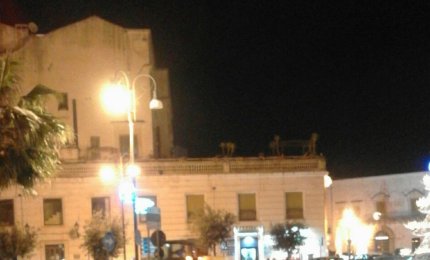 Usare i trattori per rimuovere il ghiaccio dalle strade