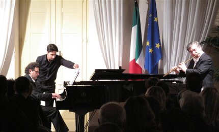 "Qualcuno dica ai responsabili della Chiesa del Carmine che il Papa emerito suona il pianoforte"