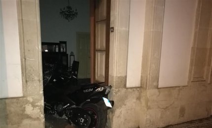Moto si infila in una casa in via Diaz, il centauro ricoverato al Vito Fazzi