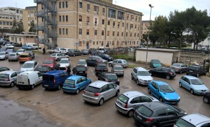 Parcheggi selvaggi, sotto la lente l'ospedale