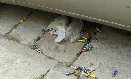 Pericolose pile esauste abbandonate da un mese in via Montegrappa 