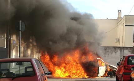 Va a fuoco un'auto, paura in via Corigliano