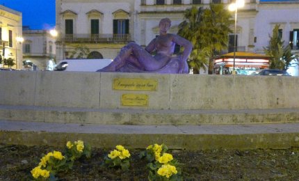 La 'Pupa' si illumina di rosa per festeggiare l'8 marzo