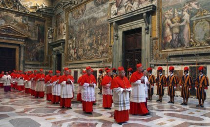 Il Conclave inizierà il 12 marzo. Lavori in corso nella Cappella Sistina
